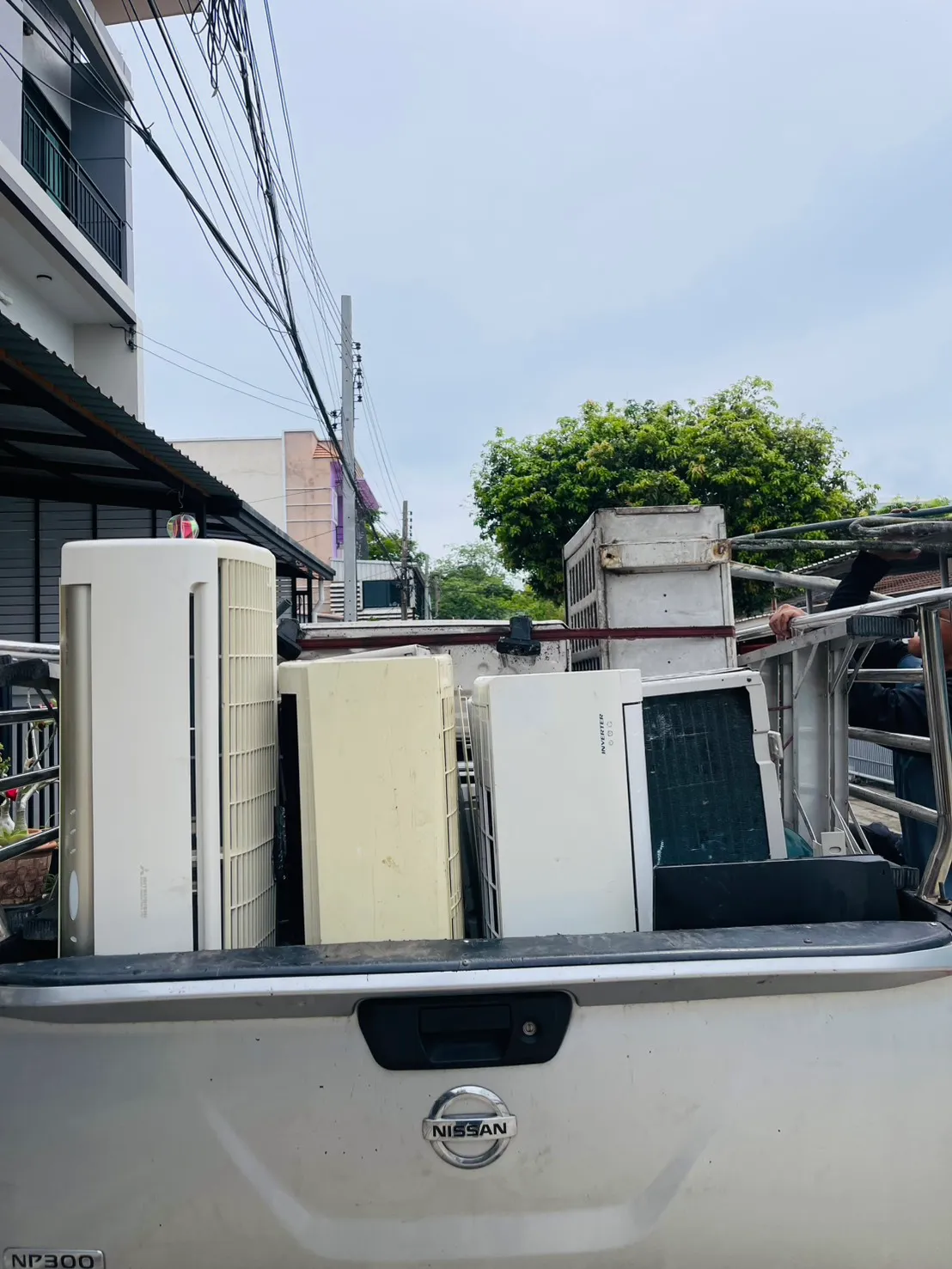 รถกระบะบรรทุกแอร์เก่าที่รับซื้อมาจากหน้างานในกรุงเทพฯ